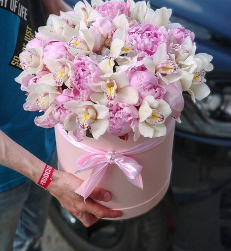 Композиция с пионами и орхидеями купить за 3 480 грн. 