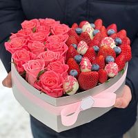 Сердечко с розами и клубничкой купить за 1 250 грн.