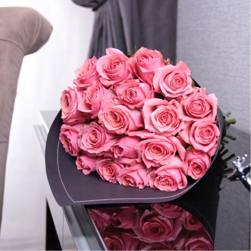 Розовые розы в черном крафте купить за 1 470 грн. Maryan Flowers розовые розы