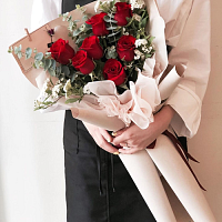 7 красных роз в стильной упаковке купить за 650 грн.